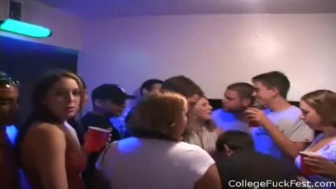 Coed blonde rides cock🌭 and gets pounded