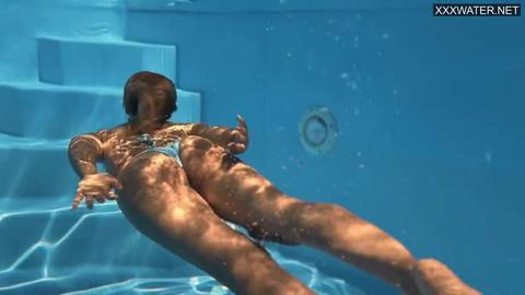 Sofi Otis heats up by the pool, getting naughty😈