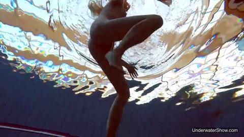 Her flexible floater makes waves in the deep end