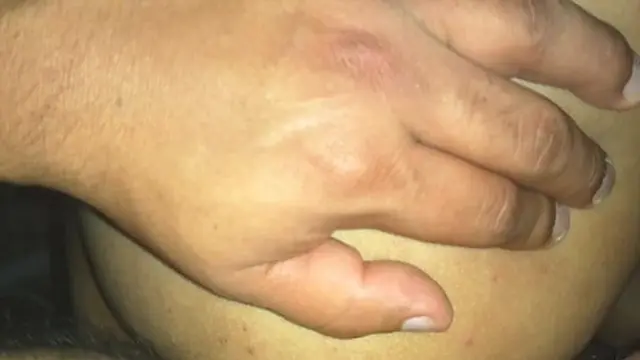 A ellos les encanta ver como entra y sale su verga  A mi me encanta que me agarren en cuatro patas 