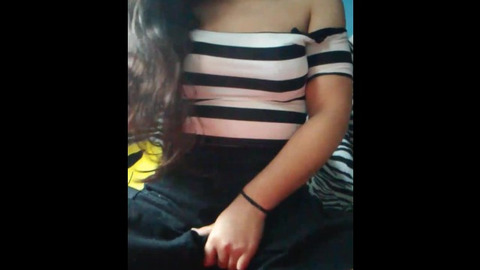 Colegiala en shorts mojada intensamente en braguitas