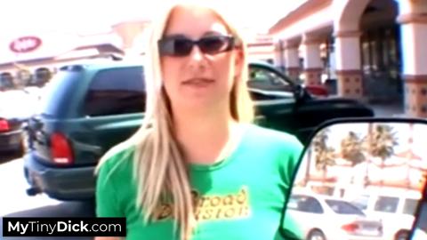 A hot blonde seduces a small cock🌭 in the car
