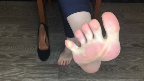 Blonde bombshell Kelly trades heels for hot nylon stockings, serving up lustful slave fantasies