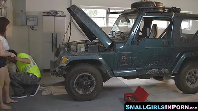 Mechanic with massive cock🍆 devours tiny hottie′s mouth and pussy🌮️