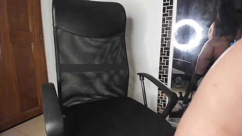 teen deja la camara enccendida mientras se masturba.